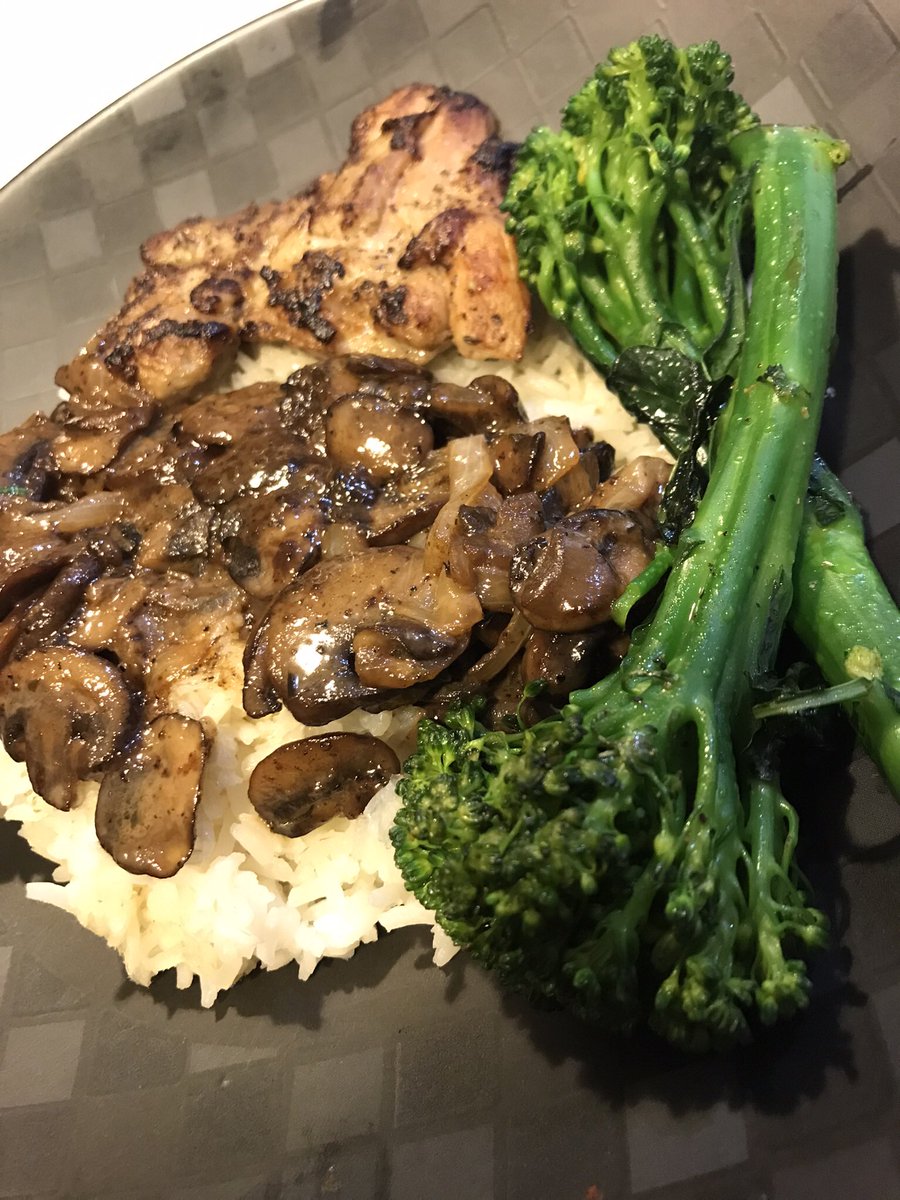 ThePatNasty's tweet photo. Baked lemon-pepper & herb chicken with Broccolini tossed in garlic butter; with a sautéed mushroom & onion topping (reduced w/ butter, white wine & heavy cream) over white rice.
#ChefPat 👨🏾🍳
#BachelorLife 🏌🏾♂️
#AllOrganic 🌱
#EatingGoodIntheNeighborhood ⛲️ https://t.co/Ei408ug35B
