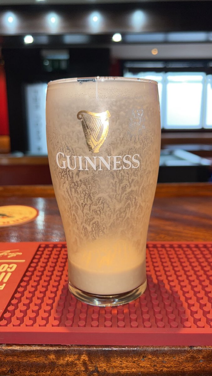 ChloeDonnellan1's tweet photo. The Cosy Bar, Castlerea 🤗 
@SixNationsRugby  @GuinnessIreland #perfection #creamy #guinness https://t.co/uIrvylxegn