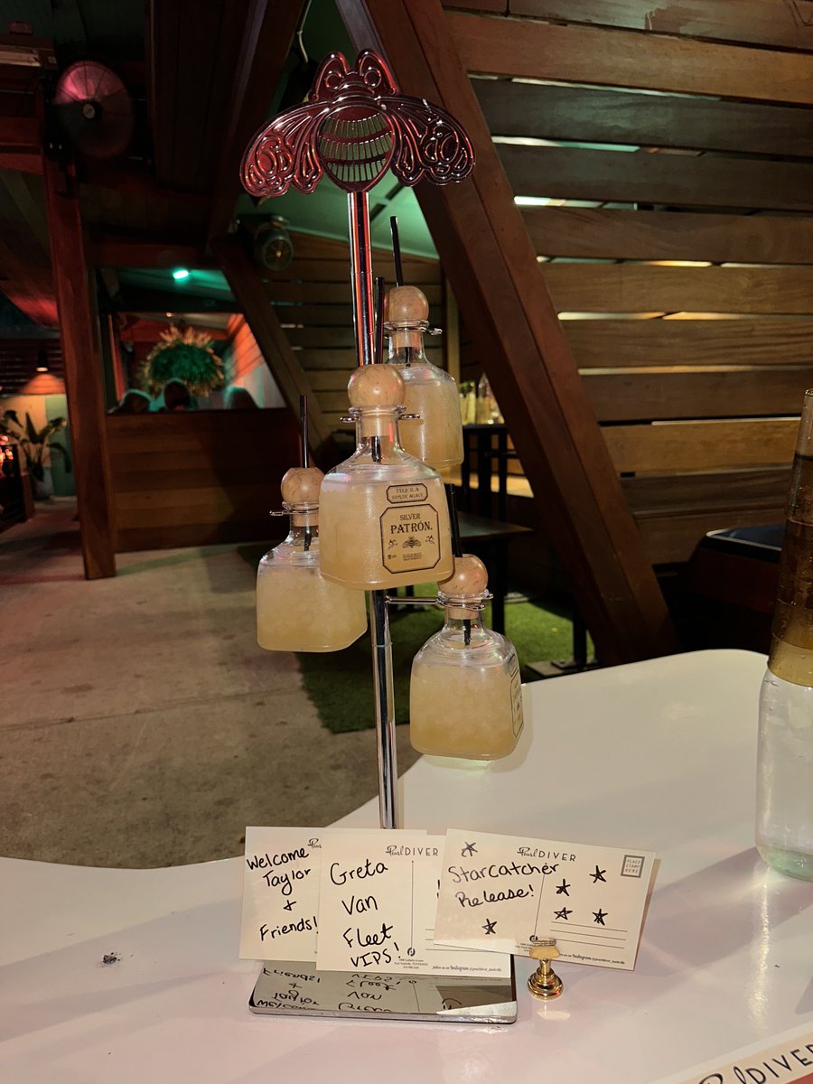 FORTUNESF8's tweet image. happy #Starcatcher weekend 🤍✨💫