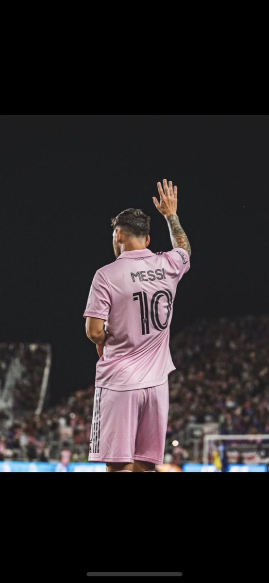 a_ashkanani88's tweet image. خلال ١٨ سنة تقريباً :

هذا الرجل يستحق كل فرحة عاشها بعالم كرة القدم

ما قدمه أكثر بكثير مما تحصل عليه من جوائز فردية و بطولات جماعية

الجيل القادم سيكون محروم مما شاهدناه خلال هذه السنوات

( كان ناقصه بس يلعب للميلان .. بس يلا ماكو مشكلة دي كيتلاري راح يعوضنا )