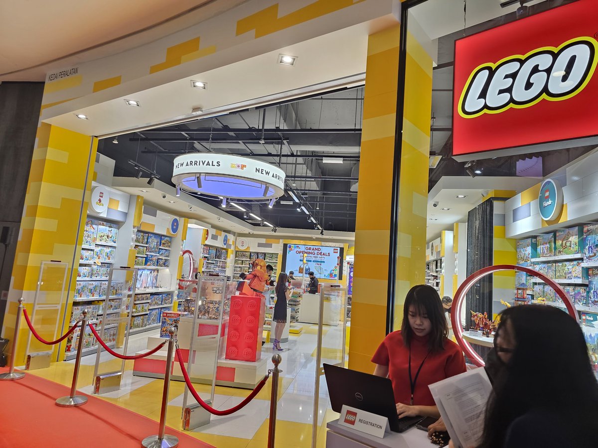 Kakuchopurei's tweet photo. A new @LEGO_Group store has opened at #SunwayVelocity #LegoMY
Now where is our Star Wars set at ... https://t.co/R0bYK1DKyR