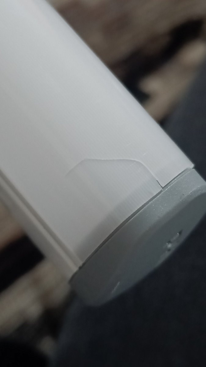rachittiwary's tweet photo. Dear @TataCLiQCare, you have a pathetic team. Raised an issue 2 days back, but no resolution till now. No one contacted me for details. There's no option to mark that the product is damaged, the packaging was poor. I want a refund for this damaged tubelight. @TataCLiQ 
#tatacliq https://t.co/CDDeVBPNsE