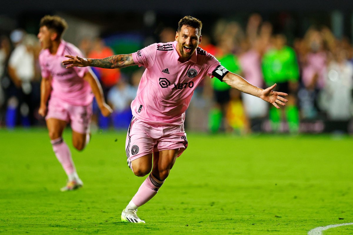 idextratime's tweet photo. 🇵🇹 Debut Cristiano Ronaldo di pertandingan resmi Al-Nassr: 

Turun sebagai starter, 0 gol, 0 assist, rating 6.9 vs Al-Ettifaq. 😂🤣

🇦🇷 Debut Lionel Messi di pertandingan resmi Inter Miami:

Masuk di pertengahan babak kedua, 1 gol lewat tendangan bebas di injury time. 😳👏 https://t.co/gHOIbsckZu