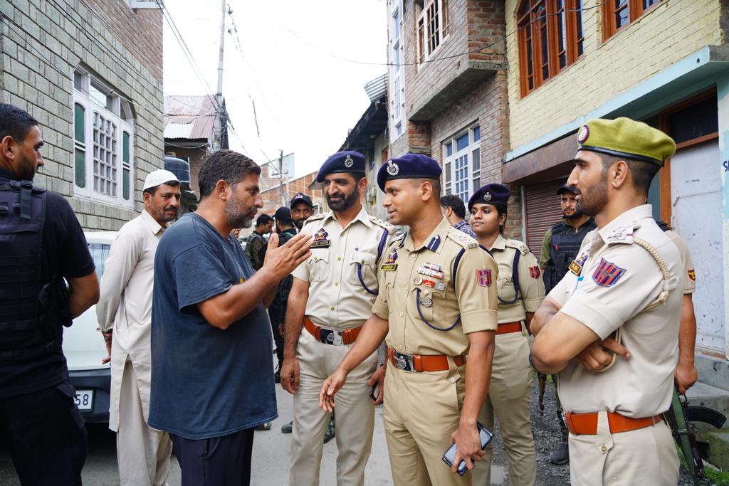 BaramullaPolice's tweet photo. SSP Baramulla Sh. Amod Ashok Nagpure-IPS alongwith SP Hqrs Baramulla,DySP Hqrs Baramulla &amp; SHO PS Baramulla conducted foot patrolling &amp; area domination in Old Town Baramulla and interacted with citizens.
@JmuKmrPolice
@KashmirPolice 
@DIGBaramulla
@Amod_India
@DivyaDev_ips https://t.co/1TE3L2crIa