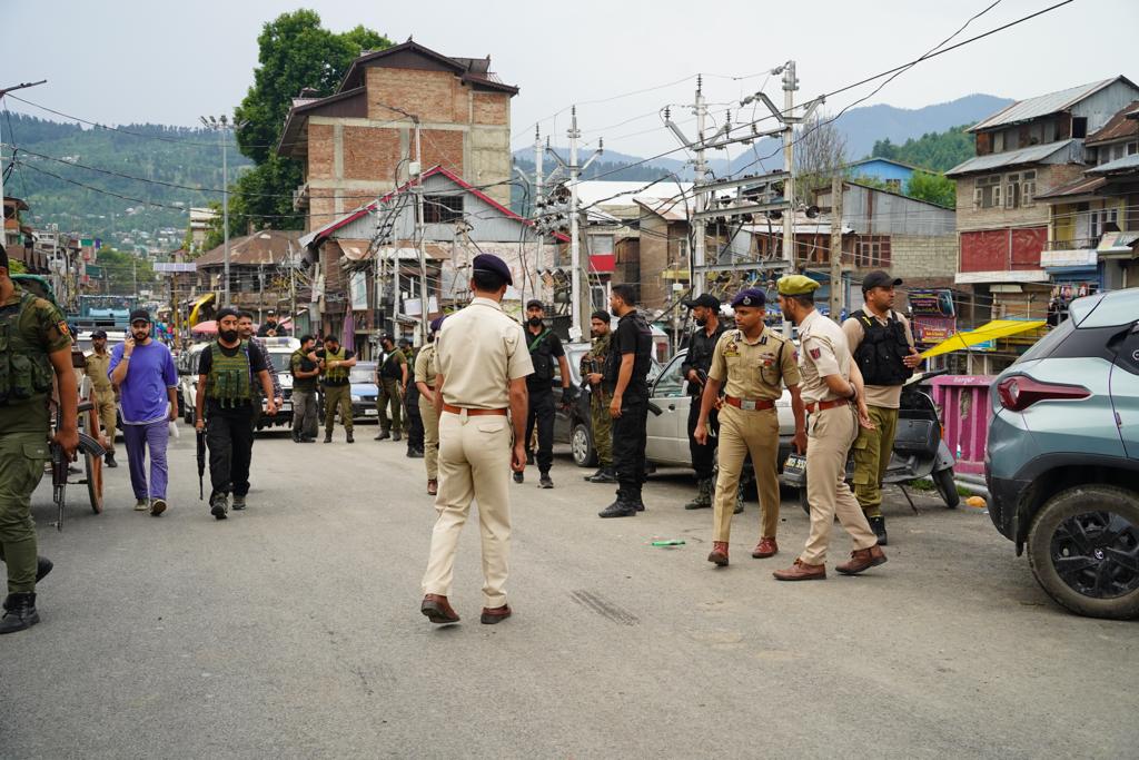 SSP Baramulla Sh. Amod Ashok Nagpure-IPS alongwith SP Hqrs Baramulla,DySP Hqrs Baramulla & SHO PS Baramulla conducted foot patrolling & area domination in Old Town Baramulla and interacted with citizens. @JmuKmrPolice @KashmirPolice @DIGBaramulla @Amod_India @DivyaDev_ips