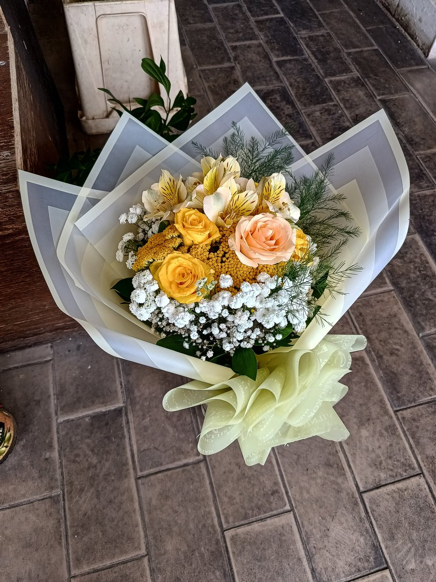 zare_entuzijast's tweet photo. #yellowandorangebouquet #paperwrapbouquet #astromeria #roses #yellowastromeria #yellowroses #orangeroses #gypsophila #trefern #ruscushypoglossum #decoration #ribbons #greenribbons 🟡🟠💐🏵️🌹🎀 https://t.co/RciKtRXEqp