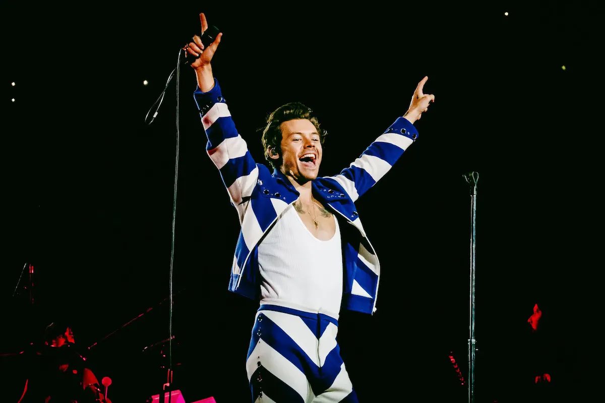 PopCrave's tweet photo. After nearly 2 years, Harry Styles’ 'LOVE ON TOUR' officially comes to an end tomorrow with a final show at RCF Arena in Italy. 🇮🇹 https://t.co/wllIFhljGU