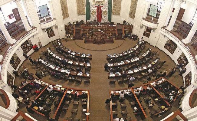 martibatres's tweet photo. Felicito al @Congreso_CdMex, y a todas sus bancadas, por la realización exitosa de su sesión extraordinaria de hoy, en la que aprobaron:
-Integración del Consejo Judicial Ciudadano
-Letras de oro por el bicentenario del Heroico Colegio Militar
-Eliminación del concepto suelo rural, que dividía el suelo de conservación
-Derecho de acceder al Internet universal y gratuito 
-Usos de suelo para escuelas
-Y leyes diversas.