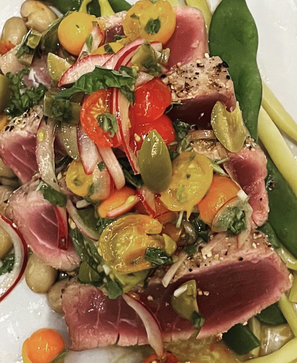 plateiaucla's tweet photo. Chef Jeromy Sung has done it again! New to our menu and just in time for the weekend! Bluefin tuna with Romano beans, yellow wax beans, cranberry bean ragout, Palermo sauce

👨‍🍳🐟🍴

#lunchideas #dinnertonight #larestaurants #freshfish #eatlocal #ucla #sogood https://t.co/lFaqB19RbH