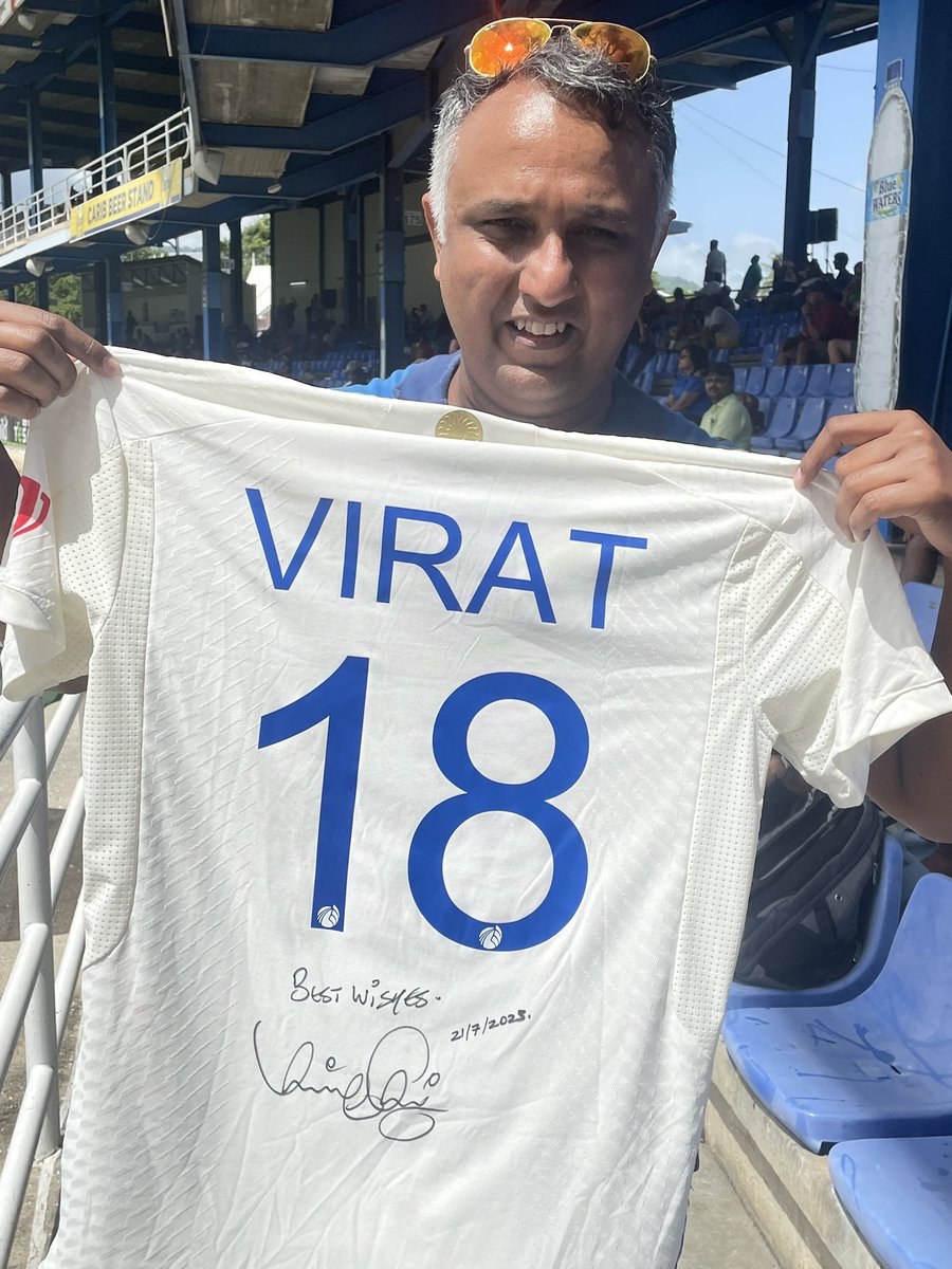 jkartik's tweet photo. @1tip1hand Virat presented his jersey to a fan, i borrowed it for this photo! https://t.co/EjAhP4z7di