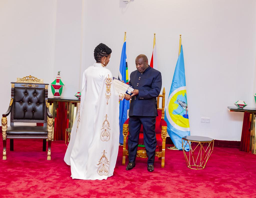 OPDD_Burundi's tweet photo. SE @Burundi1stLady, lauréate du  Prix des @UN en matière de population a remis  officiellement, ce vendredi 21 juillet 2023, ce prix au Chef de l'État @GeneralNeva. Ce prix lui a été décerné le 12 juillet 2023 à #New_York, au siège des @ONU_fr https://t.co/4jbfN355ST