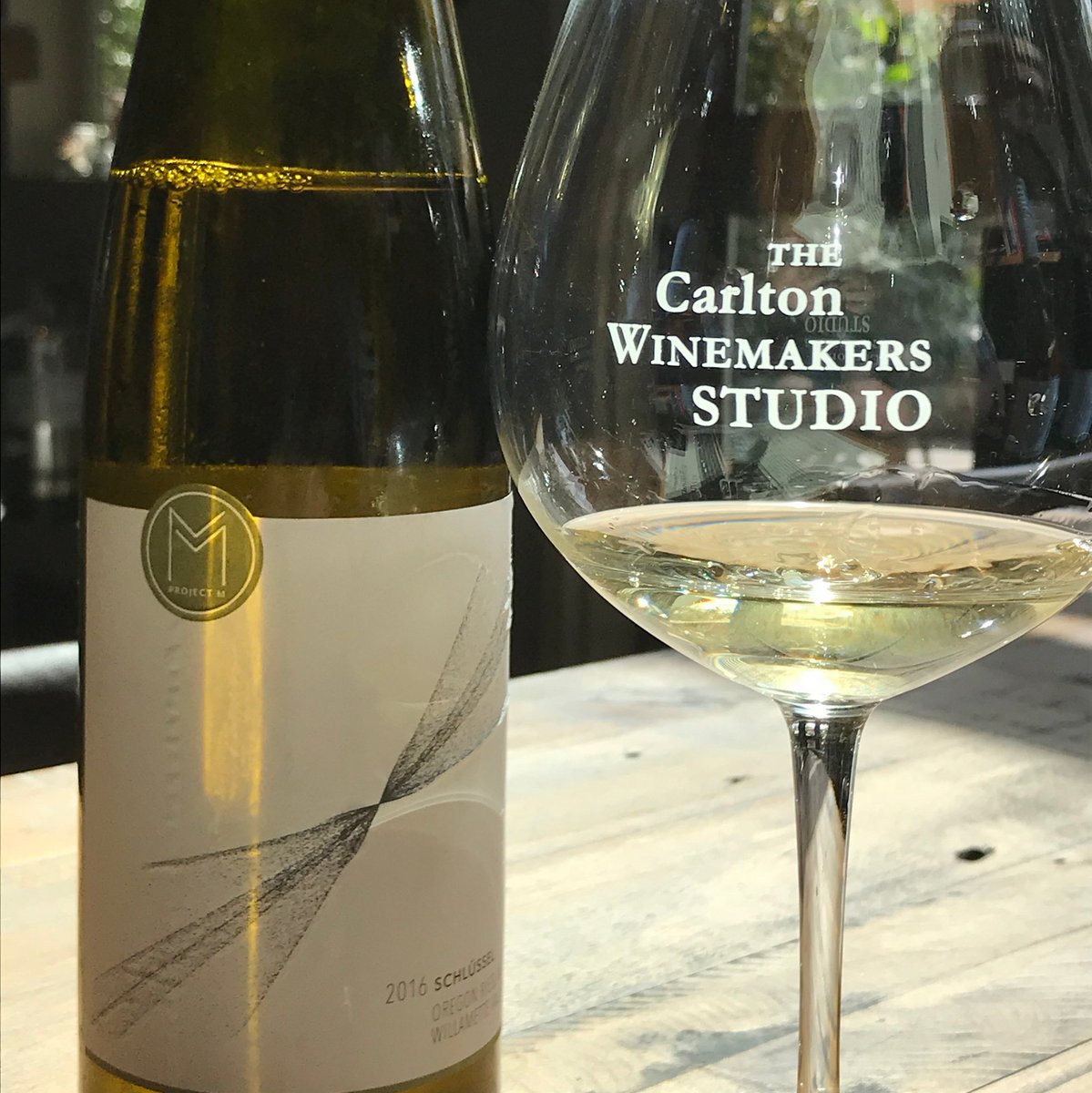 Guess where we will be pouring tomorrow. Yes we will be pouring Schlüssel.  Join us at the Carlton Winemakers Studio tasting room from noon to 4 to taste a selection of PROJECT M wines.

projectmwines.com/events-page/pr…

#wvwines #schlusselriesling #projectmwines #yamhillcarlton
