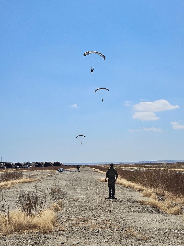 AFSOUTH's tweet photo. Jumping from perfectly good airplanes ✈️

Airmen conducted military freefall parachute operations with @fapperu Special Forces in support of #ResoluteSentinel23. The team jumped from 9,800 feet above ground level, out of a C-130, using RA-1 parachutes.

@Southcom | @usairforce https://t.co/XWBd6VZSrS