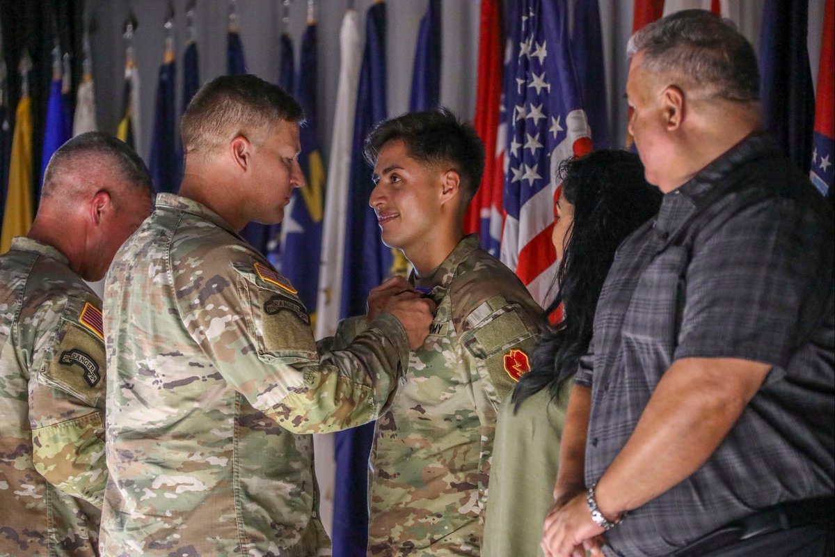U.S. Army (@usarmy) on Twitter photo .<a href="/25thID/">25th Infantry Division</a> combat medic honored with the #USArmy Soldier’s Medal for saving the life of a woman who was being violently assaulted.
📰 army.mil/article/268496… .<a href="/25thID/">25th Infantry Division</a> combat medic honored with the #USArmy Soldier’s Medal for saving the life of a woman who was being violently assaulted.
📰 army.mil/article/268496…