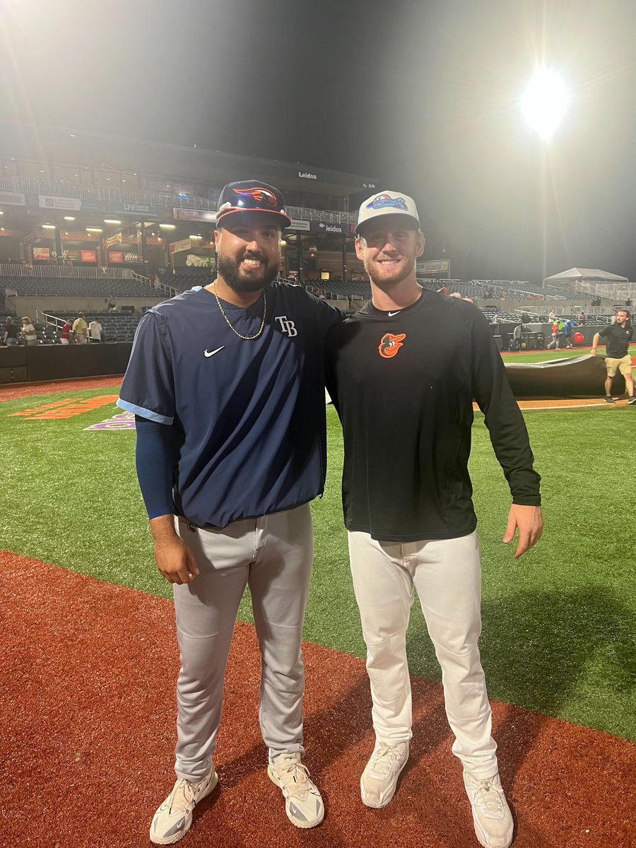 Just a pregame chat between a couple of former teammates...
 
#GoOwls👐 x #RHOUSE