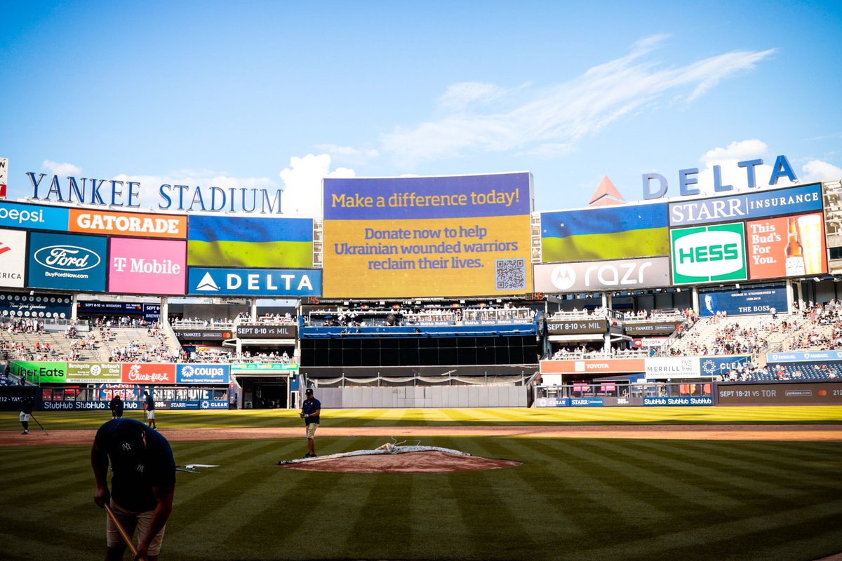 Yankees's tweet photo. Tonight, we welcome Ukrainian warriors who were injured while courageously defending their country 🇺🇦

Please donate here to help Ukrainian wounded warriors: https://t.co/53CB7W3EWi https://t.co/juqX2ylyOO