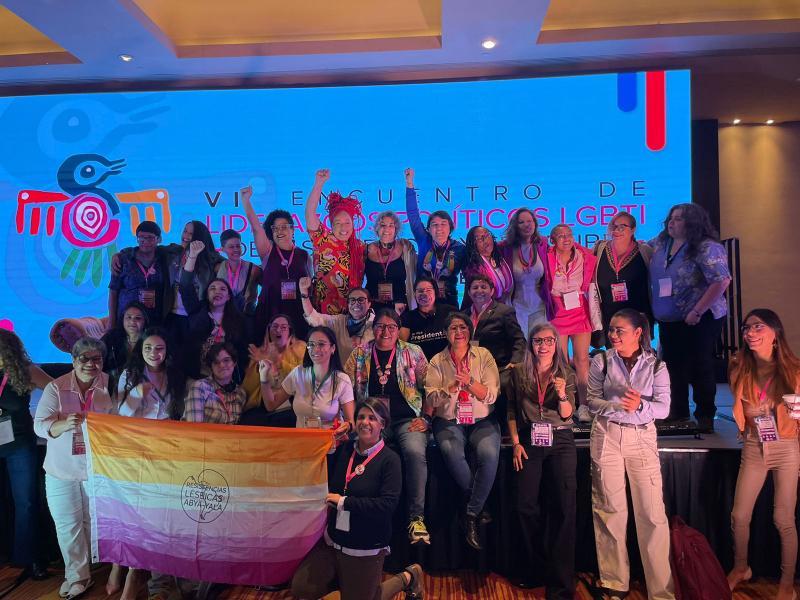 LESLACred's tweet photo. 🧡🤍💜 Lesbianas de toda #AbyaYala presentes en el 𝗩𝗜 𝗘𝗻𝗰𝘂𝗲𝗻𝘁𝗿𝗼 𝗱𝗲 𝗟𝗶𝗱𝗲𝗿𝗮𝘇𝗴𝗼𝘀 𝗣𝗼𝗹í𝘁𝗶𝗰𝗼𝘀 𝗟𝗚𝗕𝗧𝗜𝗤+ 𝗱𝗲 𝗹𝗮𝘀 𝗔𝗺é𝗿𝗶𝗰𝗮𝘀 𝘆 𝗲𝗹 𝗖𝗮𝗿𝗶𝗯𝗲
🤩Orgullosas de ustedes compañeras! https://t.co/QYLT5EBouM