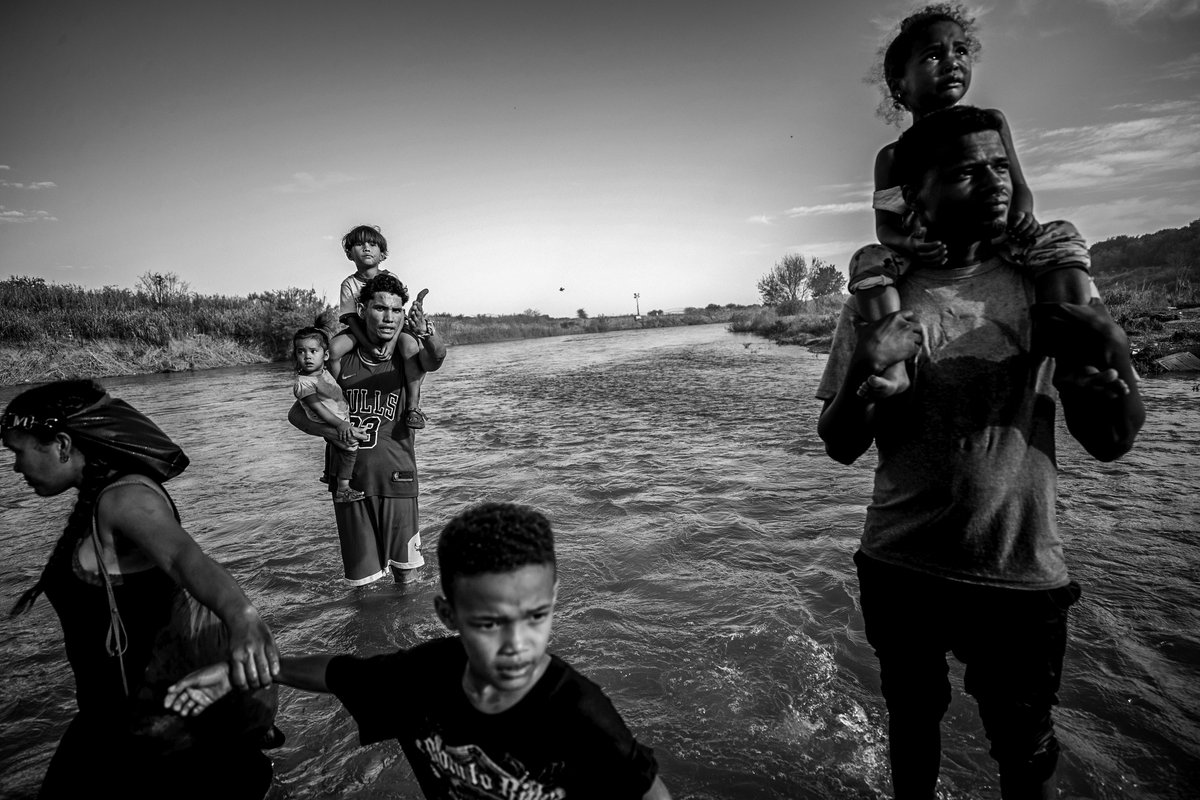 fotornelas's tweet photo. Migrants cross the Río Bravo from Piedras Negras, Coahuila to Eagle Pass, Texas attempting to breach concertina wire set up by the state of Texas in order to seek asylum in the U.S. #migrants #EaglePass https://t.co/oubMDz7vLl