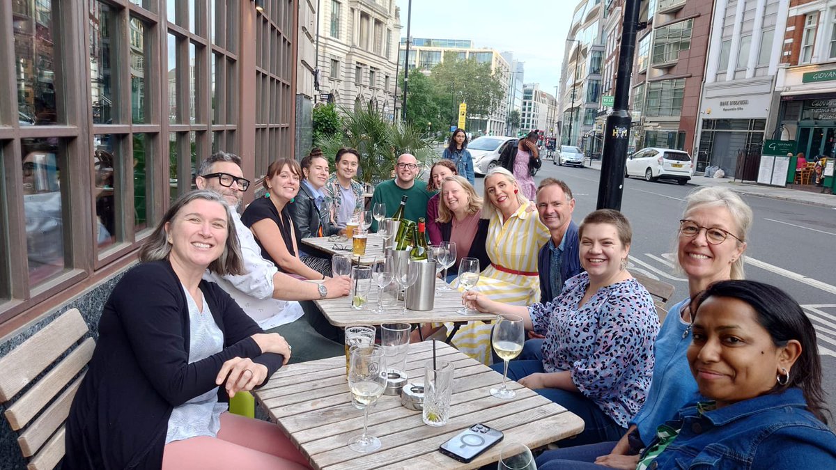 Very cute pic of a load of my @BayesCCE buddies this evening. Cracking cohort of interesting, diverse, stimulating people.