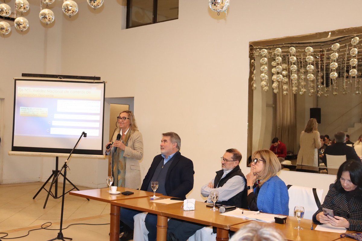 Junto a la ministra y  autoridades del Ministerio de Educación, presentamos los avances logrados en los objetivos que nos planteamos al comienzo de este año.

¡Seguimos trabajando por una Educación de calidad que permita el desarrollo de nuestra provincia!