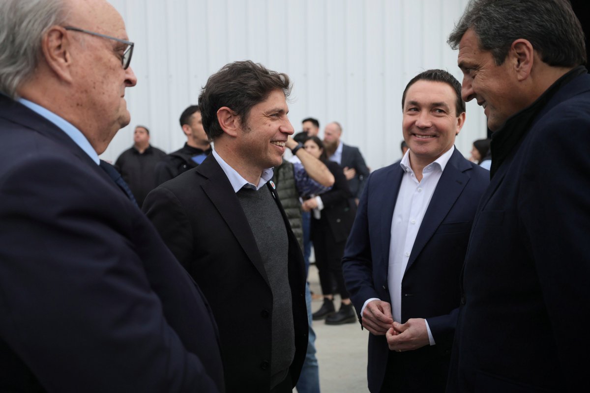 Kicillofok's tweet photo. Recorrimos las instalaciones de las tres nuevas empresas que se sumaron al Parque Industrial de Varela, junto a @SergioMassa y @Andreswatsonok.

Pasó de tener solo 5 empresas a contar con 36 firmas y 50 más que están proyectando instalarse. https://t.co/qm0Ylncr9i