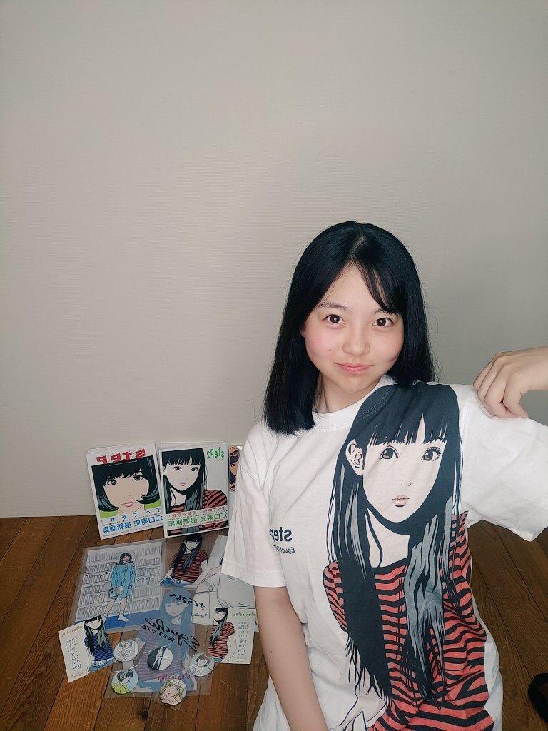 NuzQsw's tweet photo. ロック画面もホーム画面もLINEのアイコンインスタのアイコンも全��！江口寿史さんが書いた絵です！って配信で言ったら、ファンの方からサイン入りの画集とファイルまで送ってくださいました😊
嬉しすぎて叫びました😳💗
ほんとにありがとうございます!
 #江口寿史
 #みつきさくら
 #三月さくら https://t.co/5RBb2XD4gc