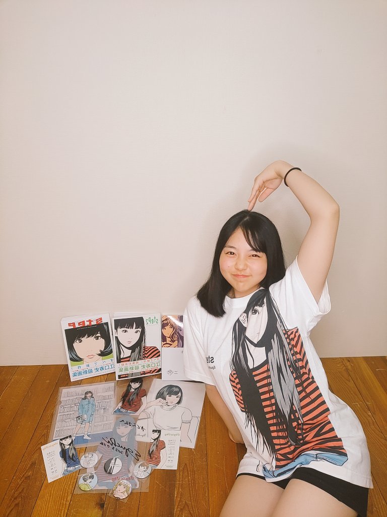 NuzQsw's tweet photo. ロック画面もホーム画面もLINEのアイコンインスタのアイコンも全��！江口寿史さんが書いた絵です！って配信で言ったら、ファンの方からサイン入りの画集とファイルまで送ってくださいました😊
嬉しすぎて叫びました😳💗
ほんとにありがとうございます!
 #江口寿史
 #みつきさくら
 #三月さくら https://t.co/5RBb2XD4gc