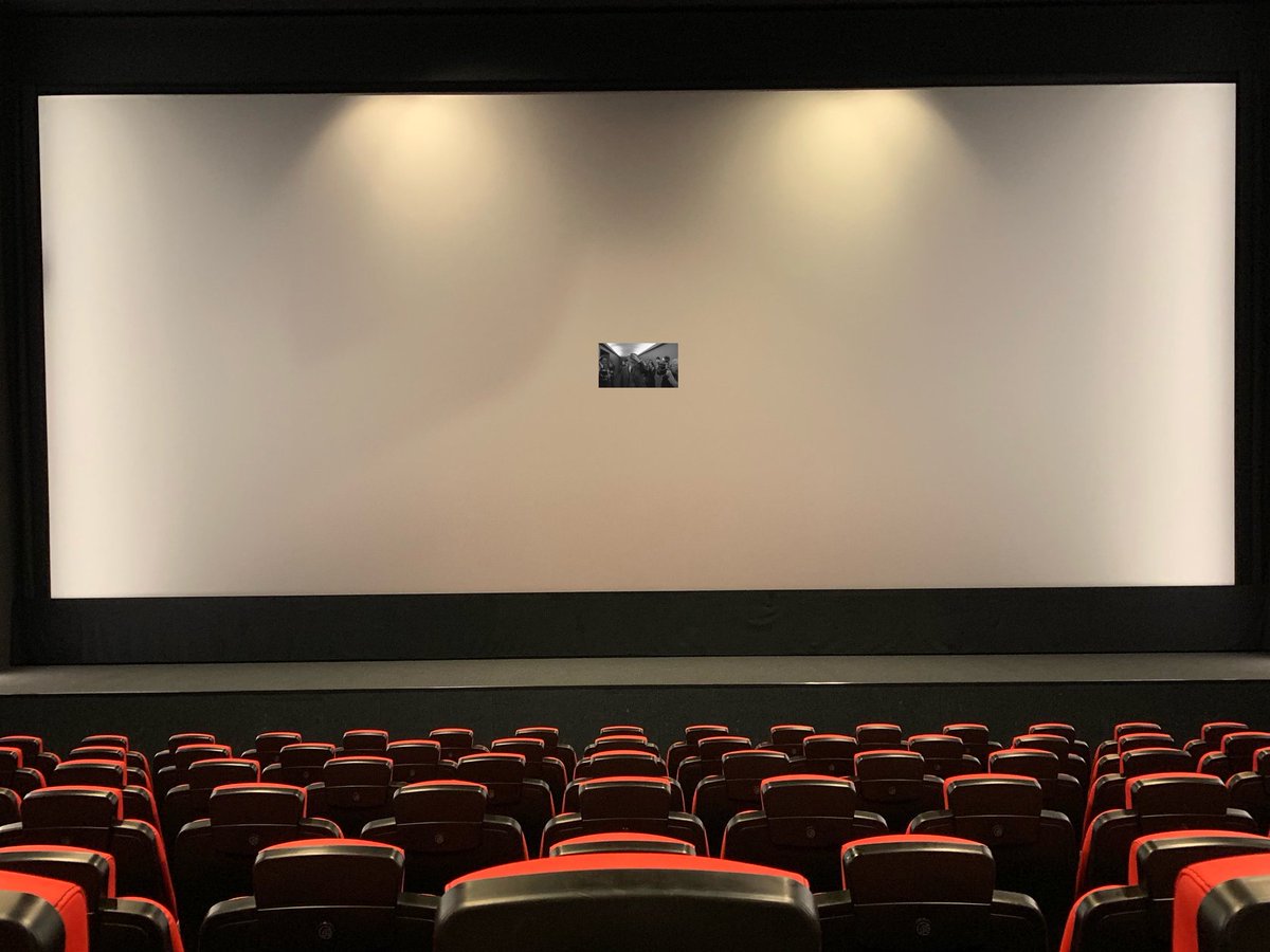 andres_trasado's tweet photo. La gente protestando porque en el pase de un conocido cine de Madrid nos están proyectando Oppenheimer así, en 70 mm. No sé que esperaban que fuera una proyección en 70 mm.

Han tenido que parar la película y encender las luces ante las quejas. No estáis educados para ir al cine. https://t.co/QdEXLExyiC