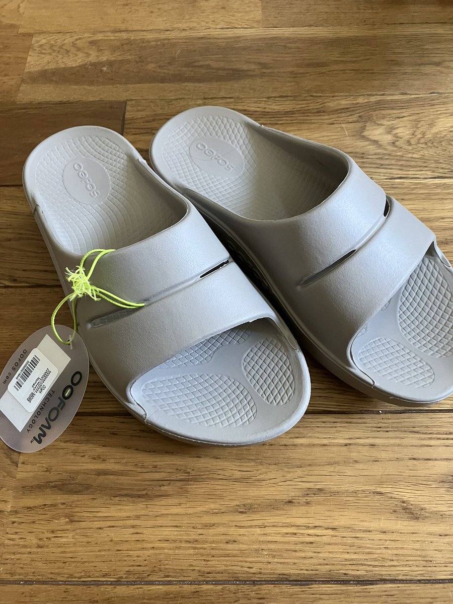 sk8ermitsuru's tweet image. 実は今日奥様の誕生日で、ウーフォスのリカバリーサンダルプレゼントしたら喜んでくれた！プレゼントにおすすめっす👍🏻
#oofos
#ウーフォス