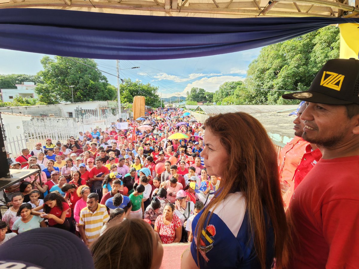 irisvarela's tweet photo. Un gentío nos acompañó en la marcha para rechazar el bloqueo y las sanciones criminales que ha pedido la derecha fascista contra el pueblo vzlano.  Respaldamos absolutamente a nuestro Presidente Maduro y le gritamos a los traidores NO SE VISTAN QUE NO VAN AQUÍ APOYAMOS A NICOLÁS https://t.co/0HNT9pYGyk