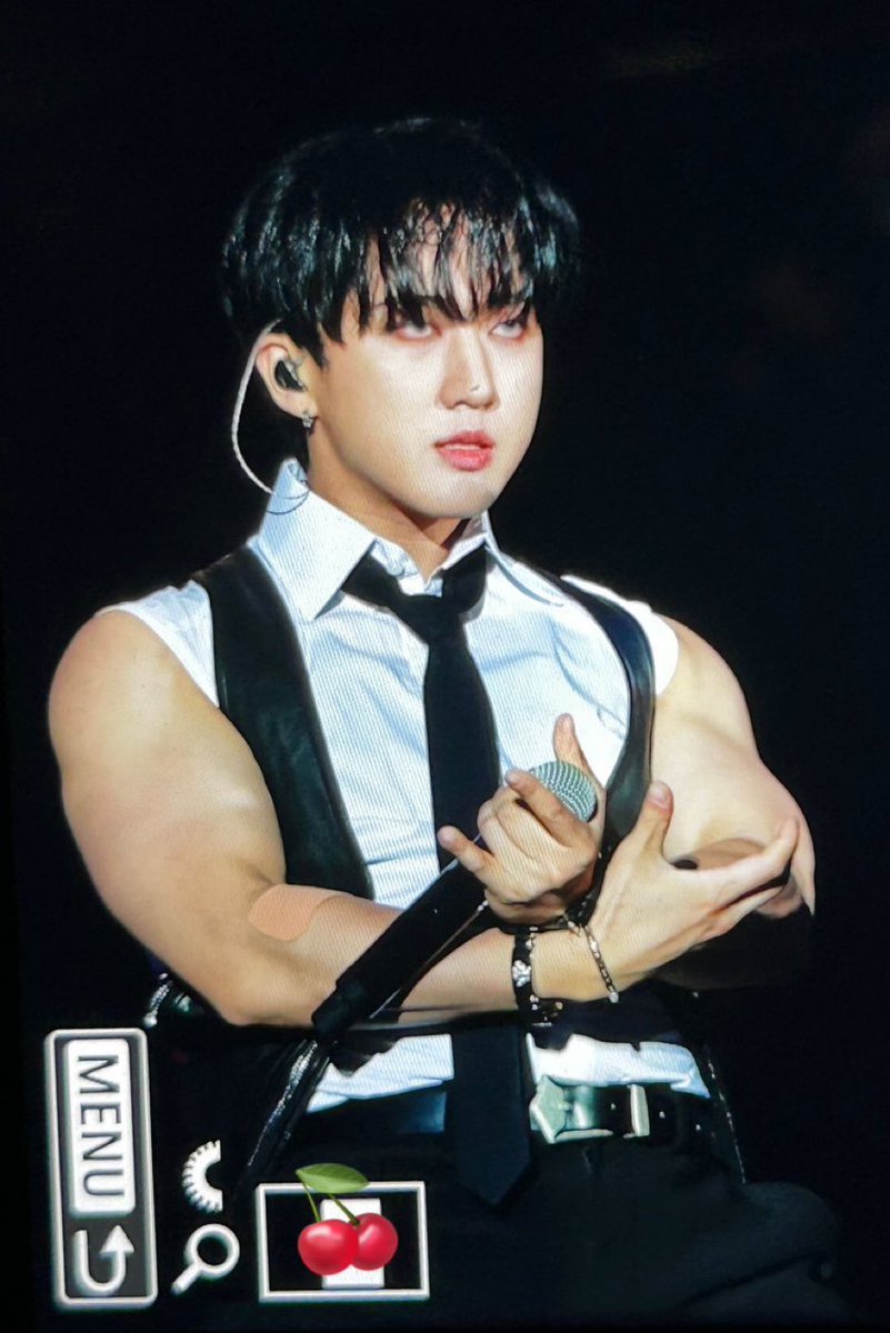 seochangbinpics's tweet photo. WHAT THE FUCK IS THIS https://t.co/5TUGIkhFcV