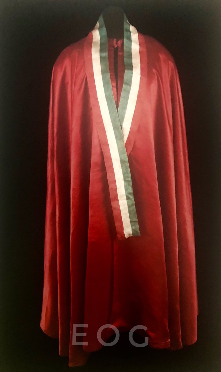 Cuauhtemoc_1521's tweet photo. #Efeméride 
Esta es la capa que vistió Agustín de Iturbide el día de su coronación el 21 de julio de 1822 en la Catedral Metropolitana. Su imperio no duró ni siquiera un año ante el plan de Veracruz y el de Casamata  de diciembre fe 1822 y de febrero de 1823 encabezados por Antonio López de Santa Anna. Para el 19 de marzo de 1823 Iturbide abdicaba al trono y días después marchaba a su exilio en Europa. Al fondo de la segunda imagen se aprecia gigantesco ciprés barroco realizado por Gerónimo de Balbás el cual fue demolido en el siglo XIX. 
Cuéntame, cuál es la opinión que tienes de Agustín de Iturbide?