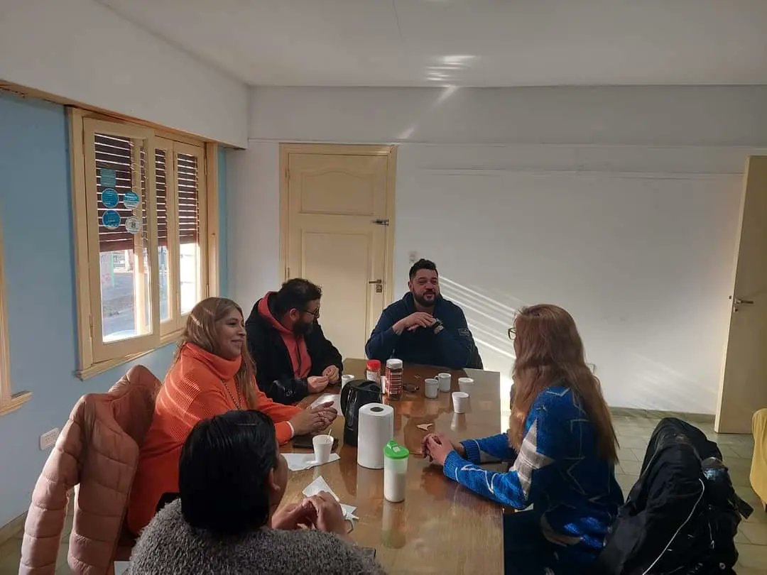 SutebaEchev's tweet photo. Nos reunimos el FUDB de Echeverría para continuar fortaleciendo la UNIDAD, camino indispensable para seguir logrando derechos para las y los docentes y defender la educación pública.

#FUDBECHEVERRIA
#SomosSuteba
#ConducciónCelesteVioleta
SUTEBA ECHEVERRÍA https://t.co/WaIq3D5U4p