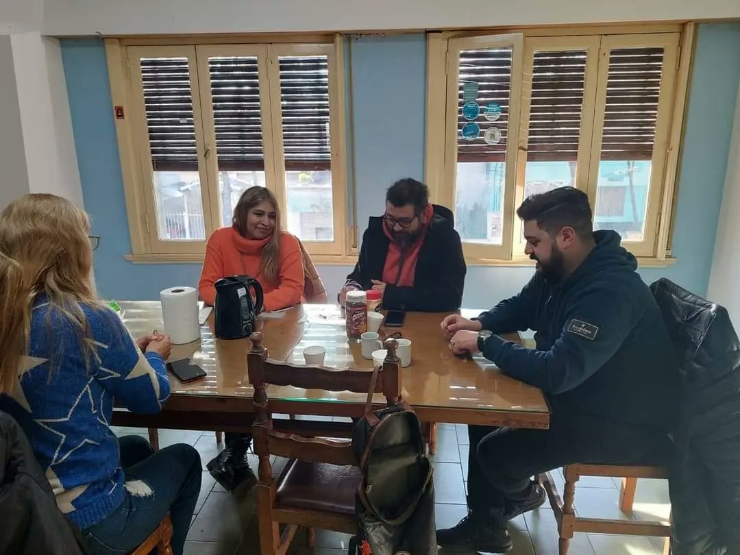 SutebaEchev's tweet photo. Nos reunimos el FUDB de Echeverría para continuar fortaleciendo la UNIDAD, camino indispensable para seguir logrando derechos para las y los docentes y defender la educación pública.

#FUDBECHEVERRIA
#SomosSuteba
#ConducciónCelesteVioleta
SUTEBA ECHEVERRÍA https://t.co/WaIq3D5U4p