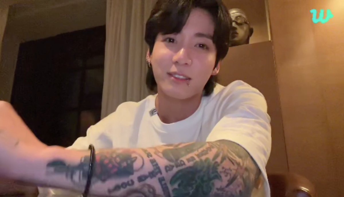 JeonJungkook_BR's tweet photo. Jungkook disse que hoje sua condição não estava boa em comparação com o dia anterior, mas ele se divertiu tanto que seu corpo nem sentiu a coceira no nariz conforme a apresentação de hoje se aproximava: 

🐰O stage de hoje foi muito divertido. Certamente, eu realmente ganho força quando me apresento na frente do ARMY. Faz muita diferença se estou me apresentando com o ARMY presente ou não

🤍