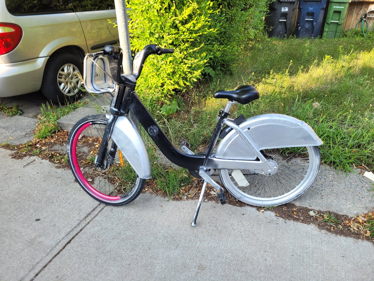 vgedris's tweet photo. Sketchy @BikeShareTO (Symington south of Wallace, #jtriangle) #biketo https://t.co/2caJWSpa8e