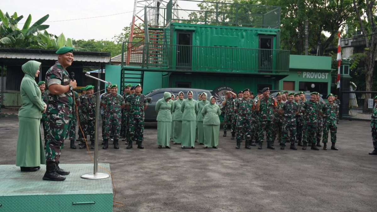 Kodim 0502/Jakarta Utara menggelar tradisi penyambutan dan penerimaan Dandim baru Letkol Kav Tofan Tri Anggoro, B.S., beserta istri Ny. Suniah Zulfani, di Makodim 0502/JU Jl. Yos Sudarso Kel. Sungai Bambu Kec. Tanjung Priok Jakarta Utara.