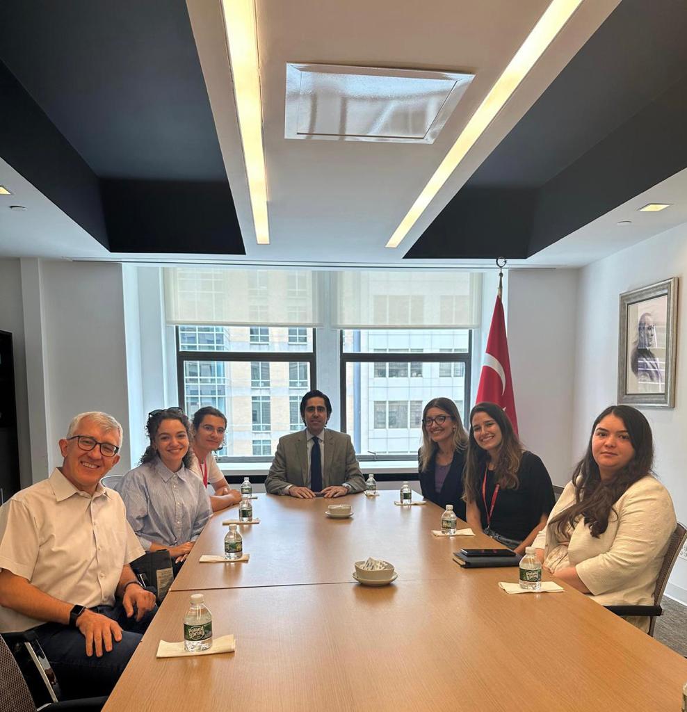 Forsyth Enstitüsünde yaz eğitimine katılmak için Boston’a gelen diş hekimliği öğrencilerimiz Başkonsolosluğumuzu ziyaret etti. Dr. Alpdoğan Kantarcı’ya öğrencilerimizin bu programda yeralmasına katkısı için teşekkür ediyor, genç öğrencilerimizin başarılarının devamını diliyoruz.