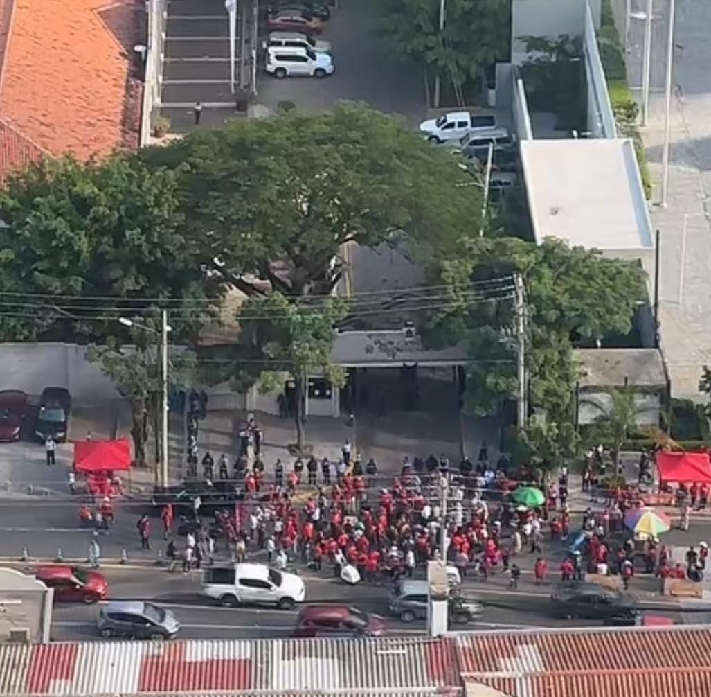 Mariodiaz03's tweet photo. Ahora si el pueblo quiere manifestarse mandan las tanquetas y a sus colectivos amedrentar a la sociedad civil. 

¿Solo @PartidoLibre puede manifestarse, @XiomaraCastroZ? https://t.co/PIz7khxNU9