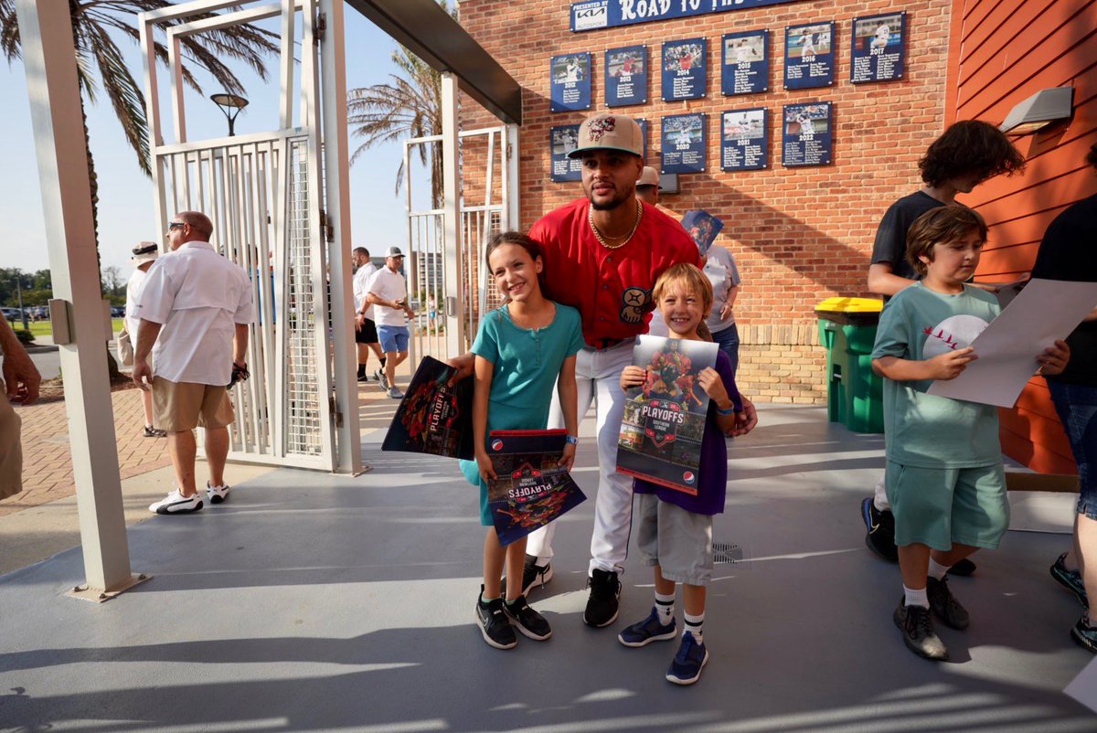 Championship posters are a hit! Thanks to our players for handing them out at the gates. https://t.co/hzb4W4Eij4