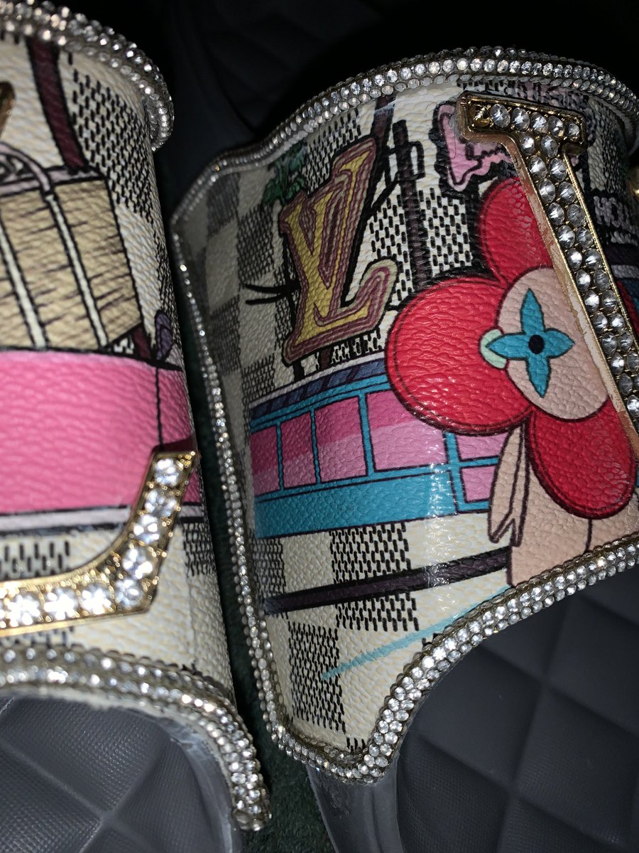 TataMadeCustoms's tweet photo. Louie V 💎💎 custom slides https://t.co/UFJiRitdxe