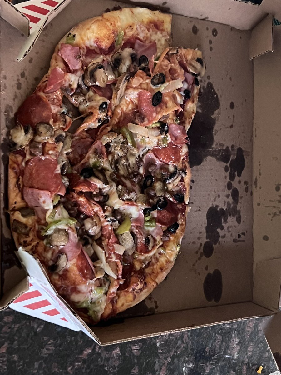 crossifix437's tweet photo. @dominos  I love your pizza, but the presentation this afternoon left a lot to be desired. https://t.co/yizr5J4e0s