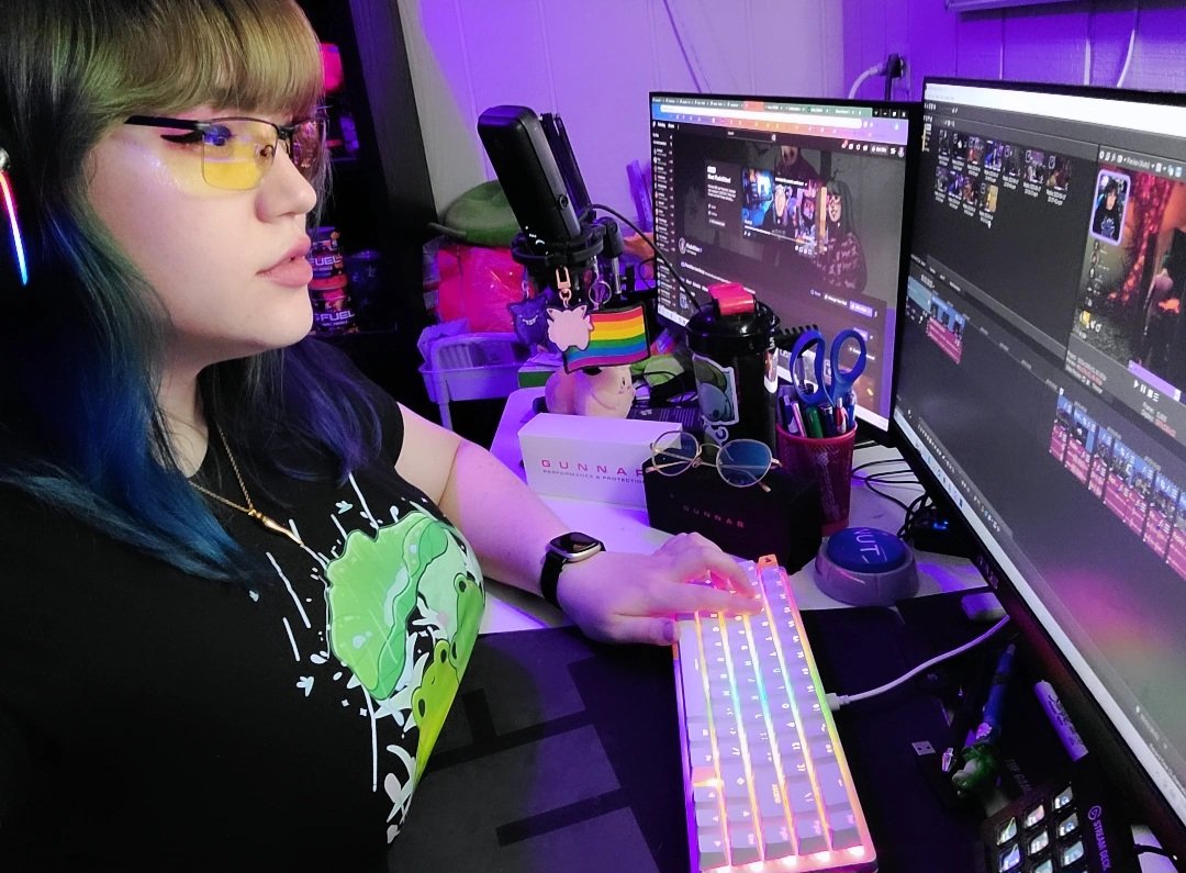 PixelxKittentv's tweet photo. Did you guys know that @GUNNAROptiks Amber frames block 65% of blue light from screens, which is good for regulating your bodyโs release of melatonin at the right time!
They also reduce eye strain headaches!
Check out the Marin frames on the 25th!
#bluelightblocking #ad https://t.co/rc2w3lKoNV