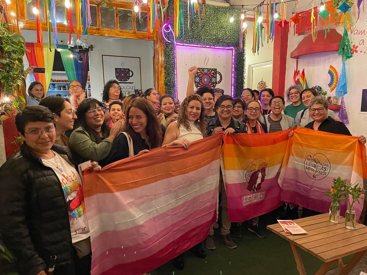 ✊🏾✊🏾✊🏽 ♀♀ El movimiento de mujeres #LBQ feministas camina en toda América Latina y el Caribe con mucha fuerza 🔥💜

📸 <a href="/camilamarinsrj/">Camila Marins</a>

#LBQ #LESLAC #ResistenciasLésbicas