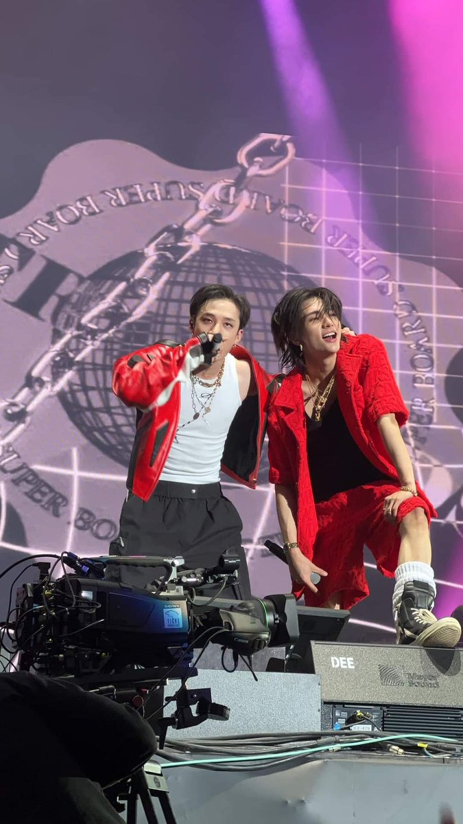 IportorL's tweet photo. Estas fotos de Chan y Hyunjin son tan poderosas...
#SKZxLOLLAPALOOZA 
#SKZ https://t.co/be9zBae6yO