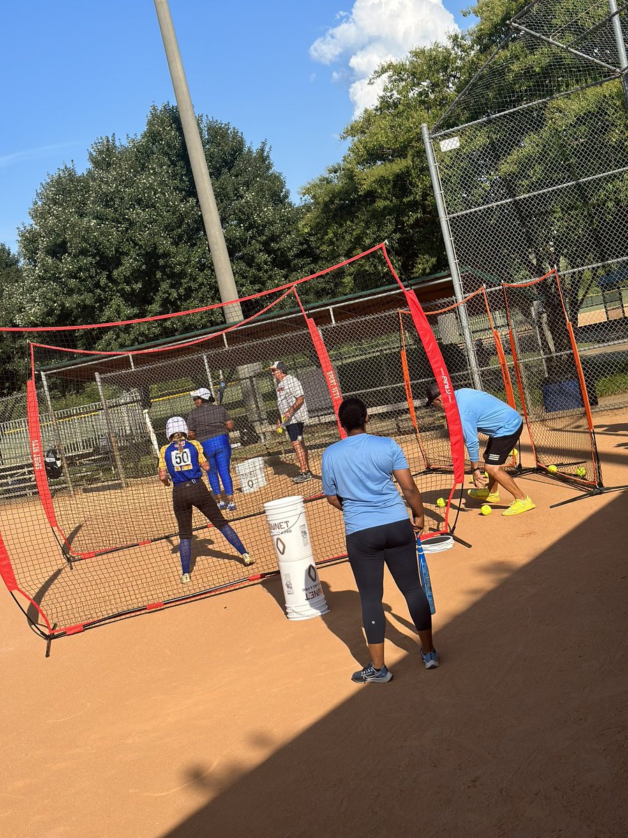 Knockouts_Cole's tweet photo. Our first annual Knockouts Camp had a great turnout of players and college coaches! 💙💛🥎 https://t.co/BfQgpXsPCj