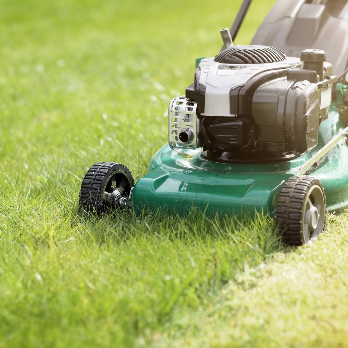 Help #ReducePollution and have a beautiful lawn in the process! #MaricopaCounty residents can receive up to $200 in vouchers towards purchasing a new electric or battery-powered lawn mower and/or lawn device! Visit https://t.co/m4ZJRuOTHe to learn more and sign up. https://t.co/xp3rTeTKOU