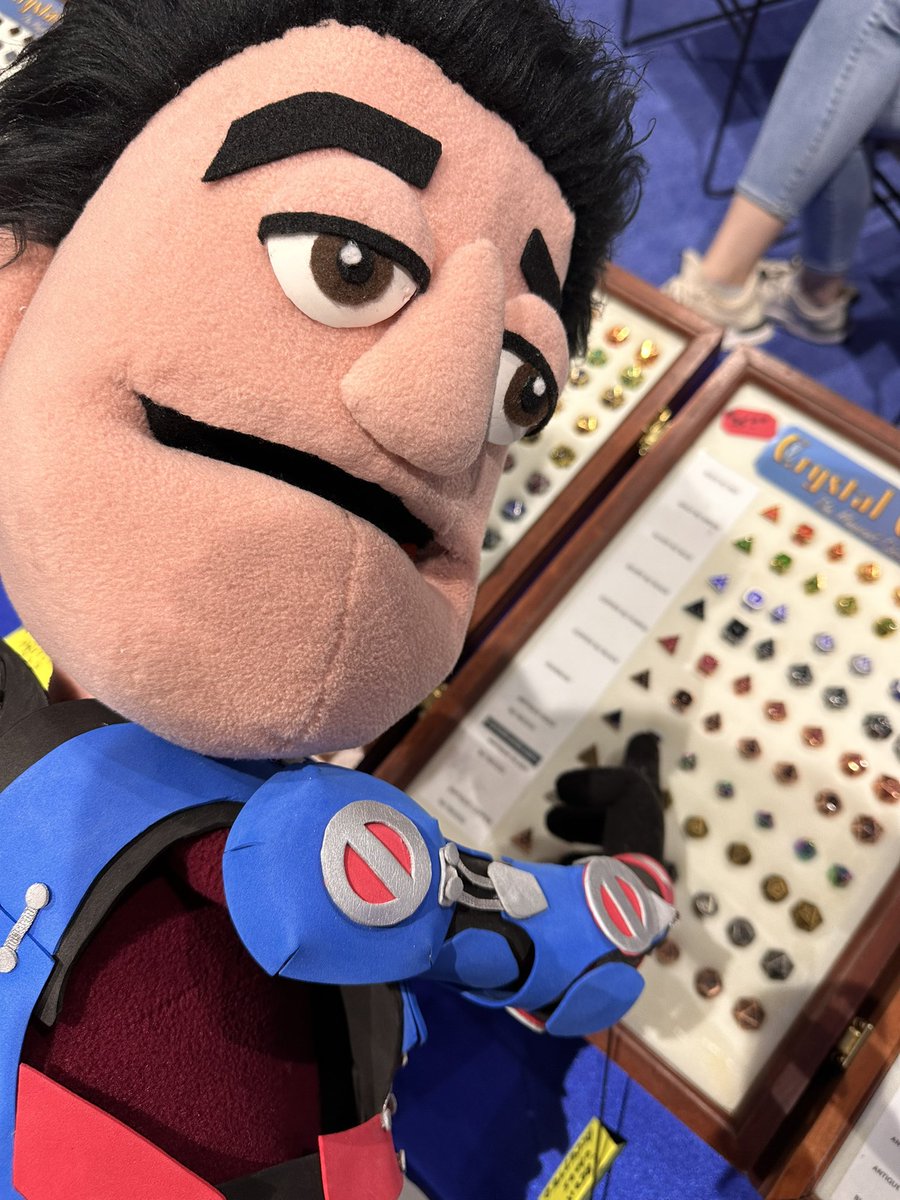 Puppet Ray picking out his next set of dice at #SDCC. #legendsoftomorrow #dcslegendsoftomorrow #sdcc2023 #sdcccosplay #cosplay #brandonrouth