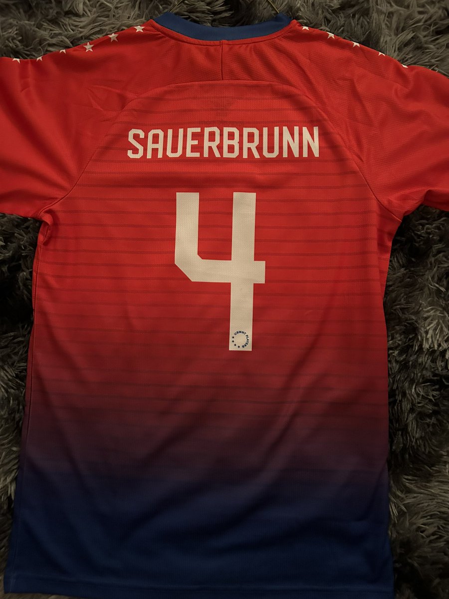 unalocachica's tweet photo. I’m team SAUERBRUNN til I die! Carrying @beckysauerbrunn with me all throughout this #FIFAWWC journey. While she may not be on the pitch her legacy and influence remain. #MyCaptain. #USWNT #TABUSA ⚽️ https://t.co/pA6qWDTiL6