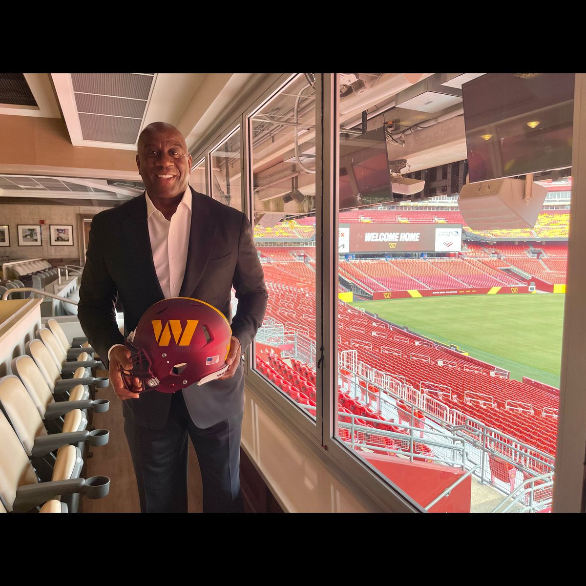MagicJohnson's tweet image. What a great day! To be an NFL owner of the Washington Commanders, this is one of the greatest days of my life. The way the fans received us, the way the employees are fired up and the amazing Redskins alumni…WOW.  The players are ready to go out and perform on Sunday!